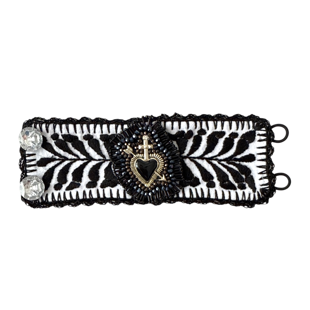 Pulsera ancha bordada corazón negro