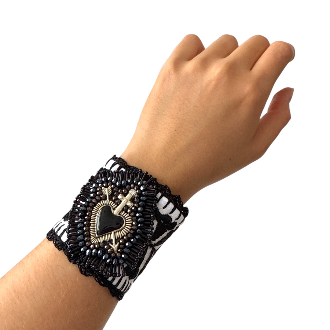 Pulsera ancha bordada corazón negro - Imagen 2