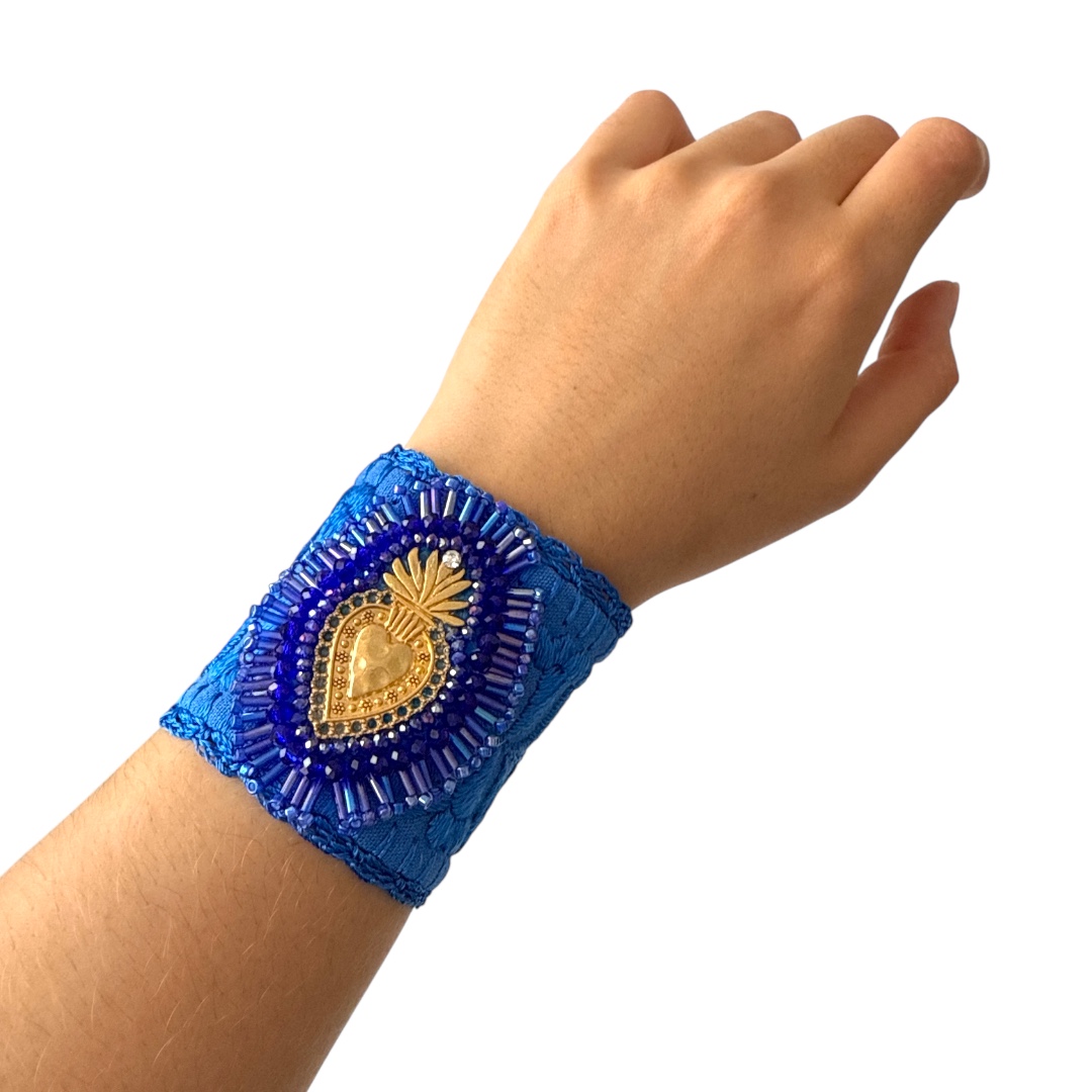 Pulsera ancha bordada azulada - Imagen 2