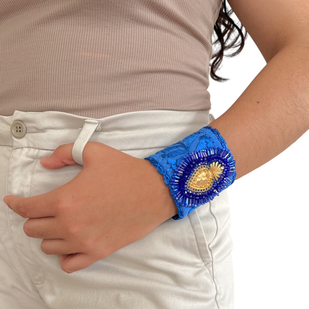 Pulsera ancha bordada azulada - Imagen 3