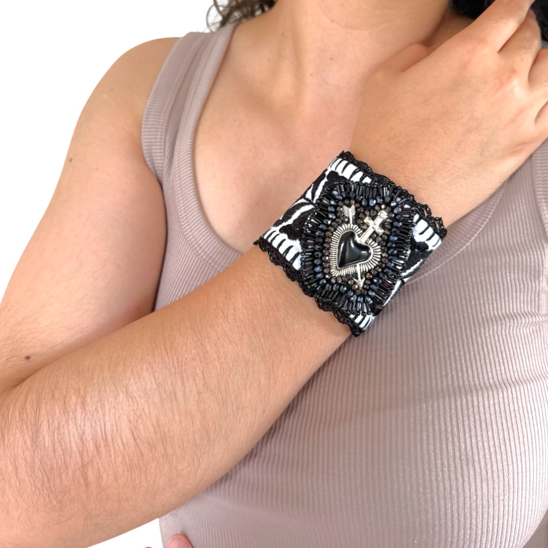 Pulsera ancha bordada corazón negro - Imagen 3